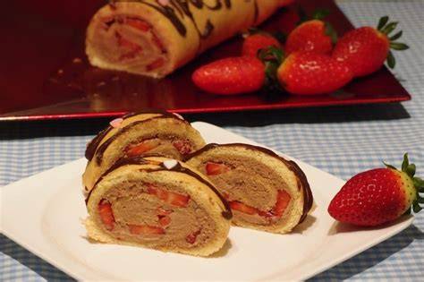 Bilder-Collage: Biskuit wird mit Creme und Erdbeeren gefüllt und aufgerollt