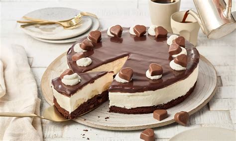 Bilderreihe: Anschnitt, Detail-Deko, Zutatenvorschau Milka Torte