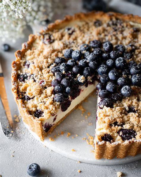 Bilderserie: Blaubeer-Tarte in französischem Stil mit Mandelboden und Vanillecreme