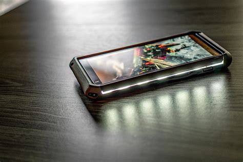 Bildidee: Detailaufnahme eines Schokoladen-Handys mit essbarem Display