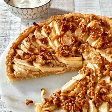 Bildidee: Querschnitt der Apfel-Walnuss-Tarte mit karamellisiertem Walnussbelag