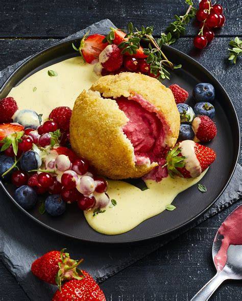 Bildidee: Servierplatte mit gebackenem Eis, Beeren und Vanillesauce