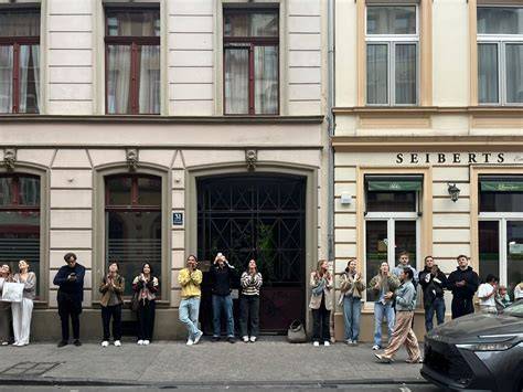 Bildschirm-Szene: Barnaba singt vor Cristinas Fenster