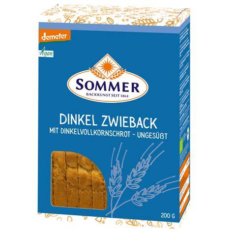 Bio Zwieback auf einem Holztisch, Zutaten (Dinkel, Weizen, Sonnenblumenöl) daneben abgebildet