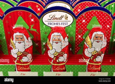 Bio-Faire Schoko-Nikolaus vs. Weihnachtsmann-Figuren im Regal