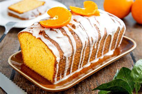 Bio-Orangen im Querschnitt und als Zesten für Kuchen