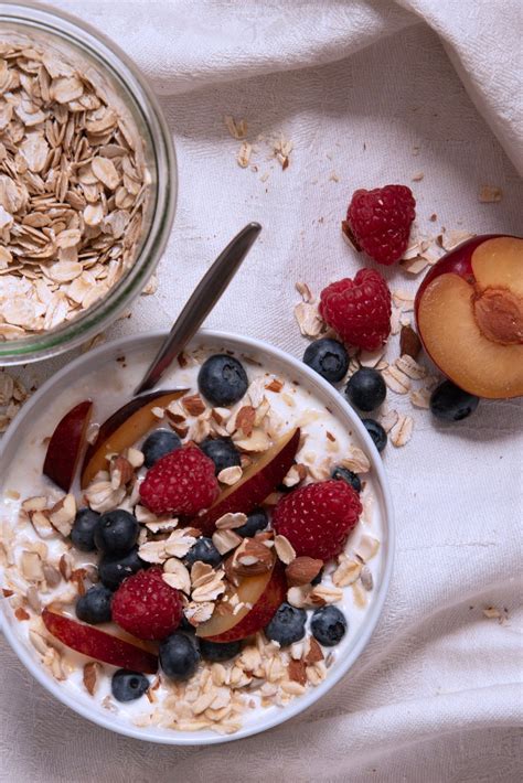 Bionico-Schale mit Früchten, Crema, Müsli und Kokosraspeln