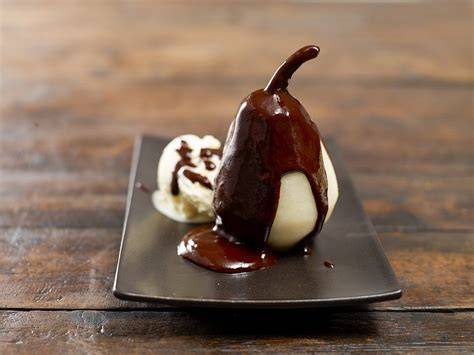 Birne Helene angerichtet mit Vanilleeis und Schokoladensauce