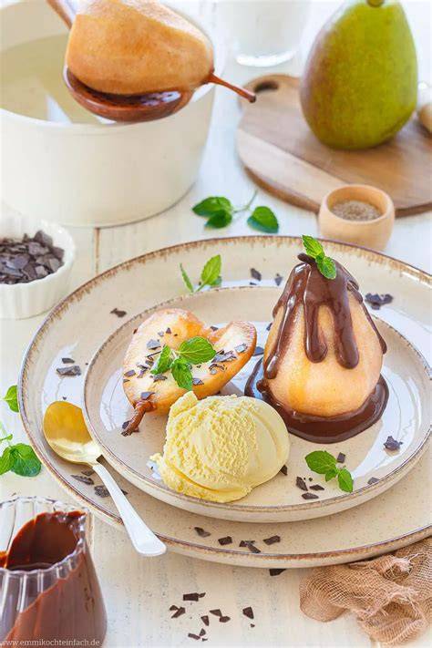 Birne Helene auf Teller mit Schokoladensauce