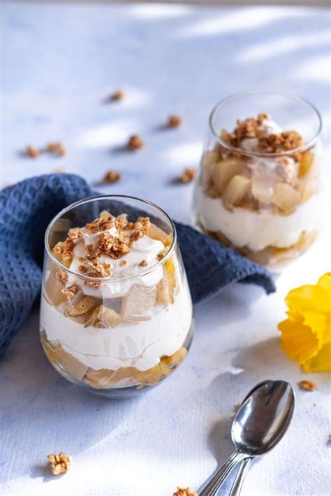 Birnen, Quark und Nougat in Dessertgläsern