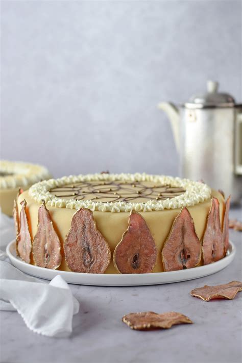 Birnen Sahne Torte mit Schokolade, Nüssen und Marzipan dekoriert