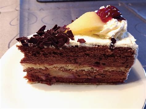 Birnen Sahne Torte verzieren mit Sahne und Schokolade