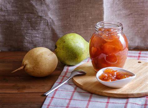 Birnen auf einem Holztisch, Zutaten für Birnenmarmelade