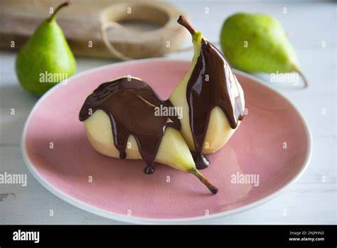 Birnen und Schokolade auf Holztisch