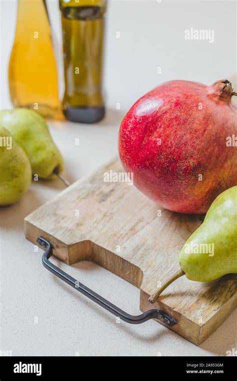 Birnen und Streusel auf Holzbrett