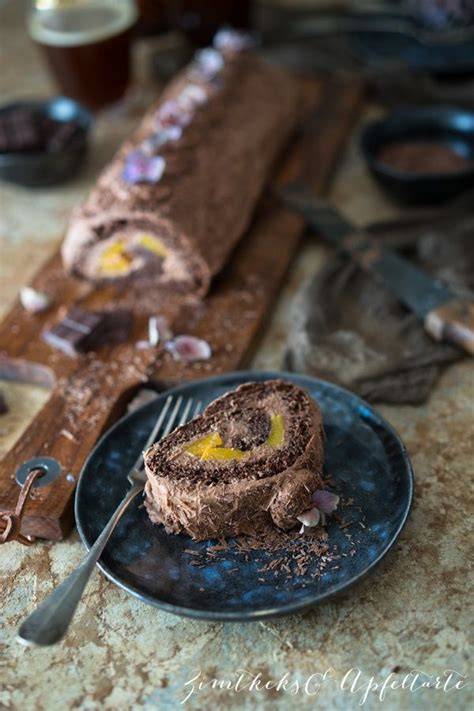 Birnen-Biskuitrolle mit Schokoladenfüllung und Dekoration