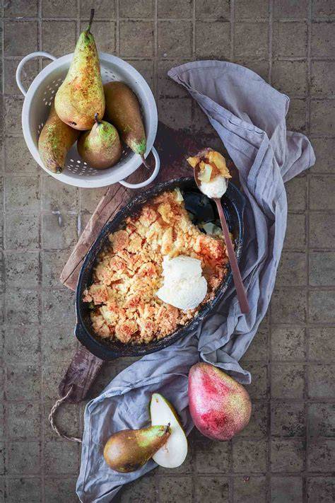 Birnen-Crumble frisch aus dem Ofen mit Vanilleeis