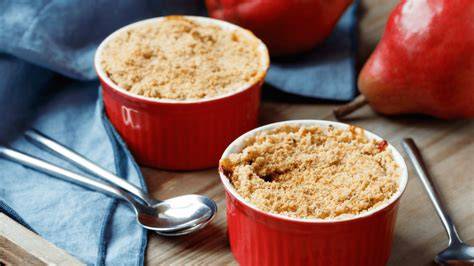 Birnen-Crumble mit Streuseln und Früchten in Gläsern