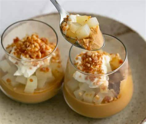 Birnen-Dessert im Glas mit Nüssen