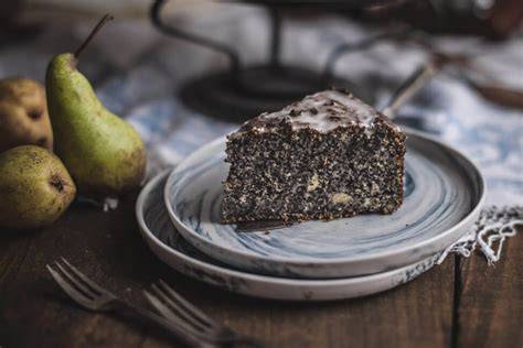 Birnen-Mohnkuchen - Foto einer saftigen Mohntorte mit Birnen, Vanillepudding und Sahne