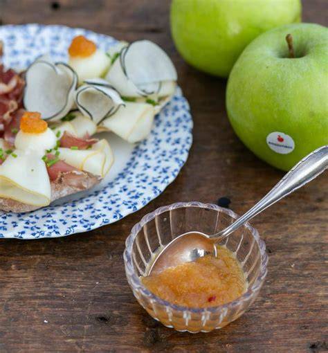 Birnen-Rosmarin-Marmelade zu Käse serviert