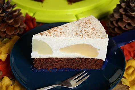 Birnen-Sahne-Torte auf Tisch