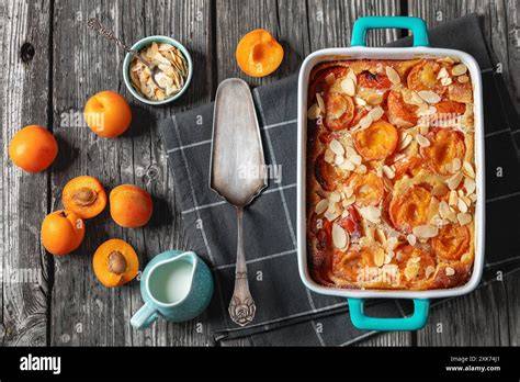 Birnen-Schoko-Crumble frisch gebacken in Auflaufform