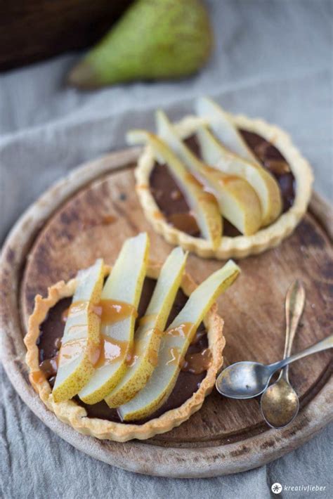 Birnen-Schoko-Käsekuchen mit Birnenscheiben und Schokoladencreme