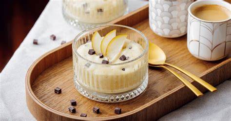 Birnencreme in Dessertgläsern mit Minzblatt