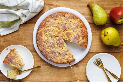 Birnenkuchen mit Puddingguss und Puderzucker
