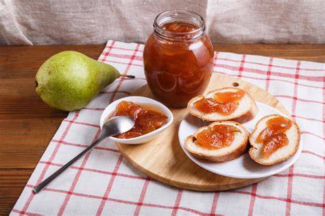 Birnenmarmelade auf Brötchen als Serviervorschlag
