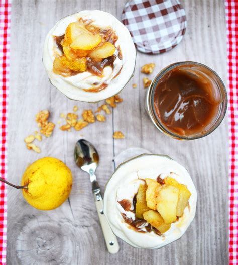 Birnenragout geschichtet mit Maronencreme und Walnüssen