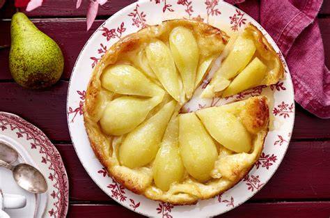 Birnenscheiben kunstvoll auf der Tarte anrichten