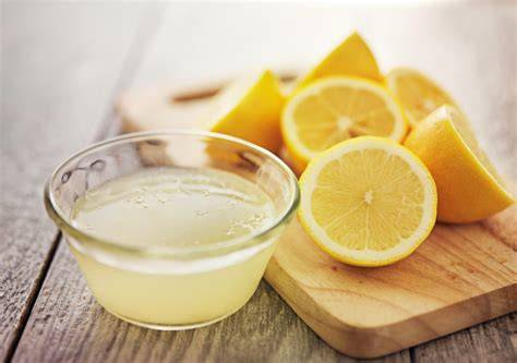 Birnenstücke mit Zitronensaft gegen Braunfärbung behandeln