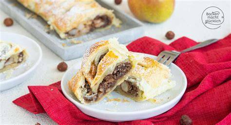 Birnenstrudel aufgeschnitten, warm serviert