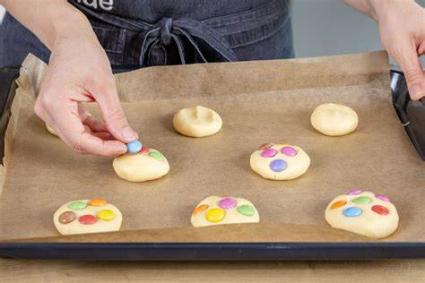 Birthday Cookies mit Smarties auf einem Kuchenteller