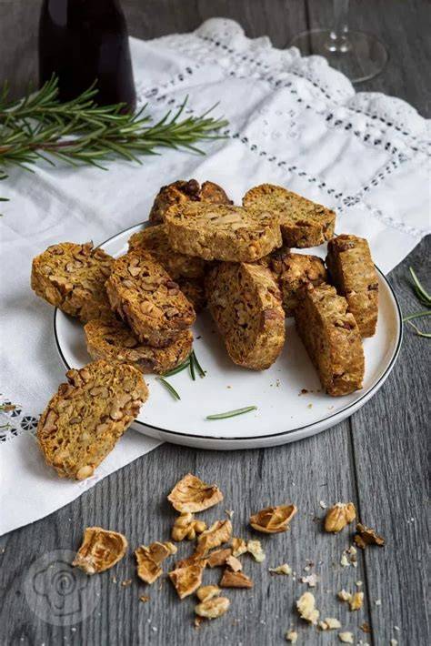 Biscotti auf einem Teller mit Espresso