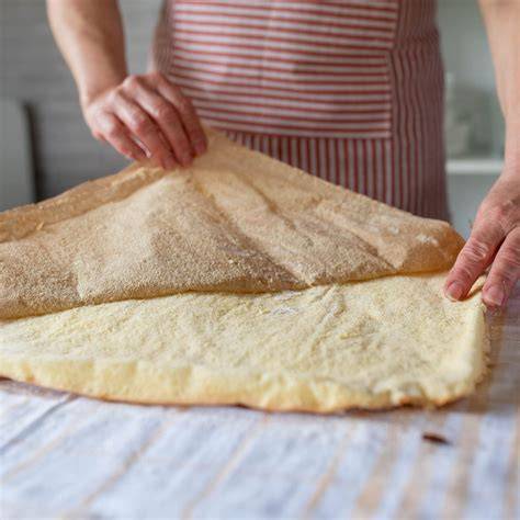 Biskuit auf Handtuch gestürzt und vorbereitet zum Rollen