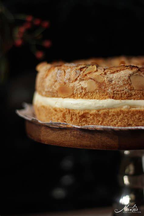 Biskuit im Springformring vor dem Backen