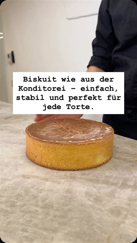 Biskuit nach dem Backen und Auskühlen, bereit zum Schneiden