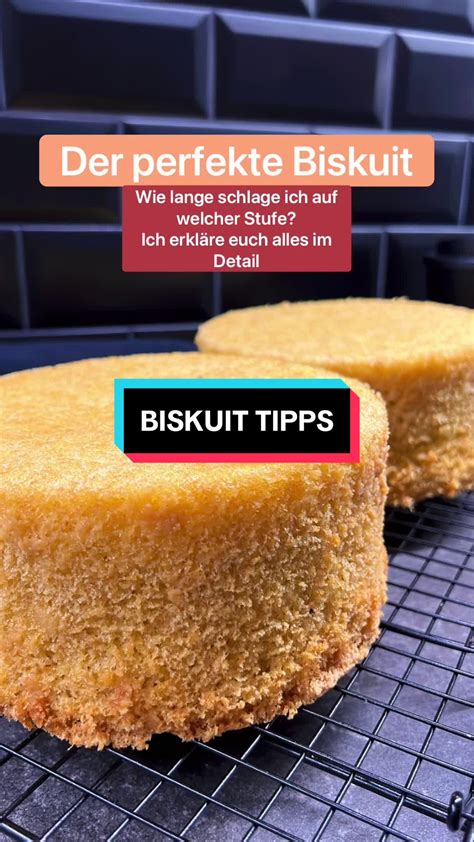 Biskuit wenden und abkühlen lassen mit Küchenhandtuch