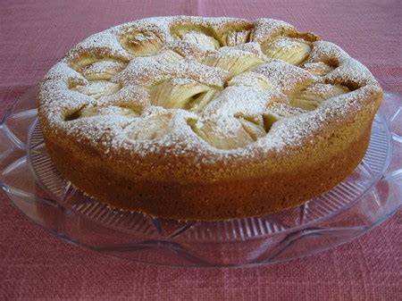 Biskuit-Apfelkuchen: Stücke auf einem Servierteller