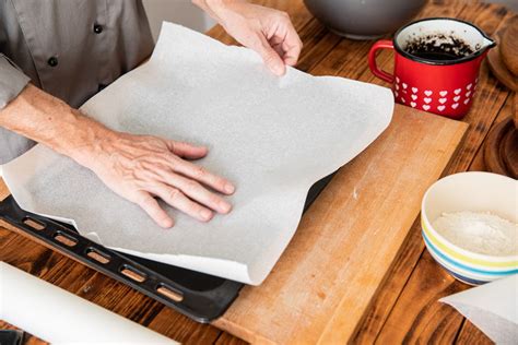 Biskuit-Ausstecher und bemehltes Backpapier