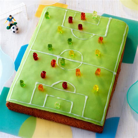 Biskuit-Fußballkuchen-mit-Gummibärchen