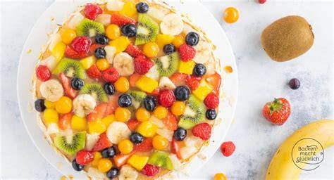 Biskuit-Obstkuchen mit Quarkcreme und buntem Obst belegt