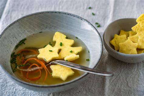 Biskuit-Rauten angerichtet als Suppeneinlage in einer klaren Brühe