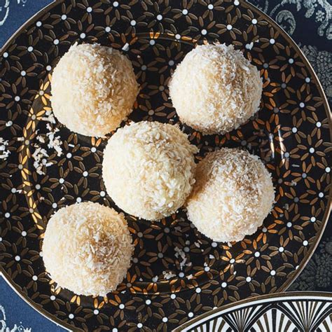 Biskuit-Schneebällchen in Kokos gewälzt auf Servierteller