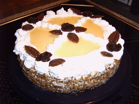 Biskuit-Torte mit Eierlikörcreme und Schokohasen