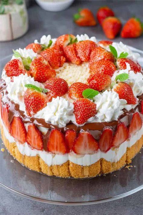 Biskuitboden, Mascarpone-Erdbeersahnecreme und Tortenaufbau