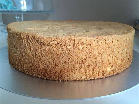 Biskuitboden: durchgeschnittene Schichten, perfekt für mehrlagige Torte